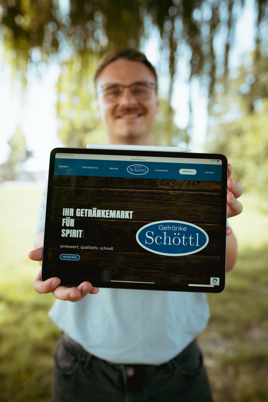 Dani arbeitet am Tablet an einer Website
