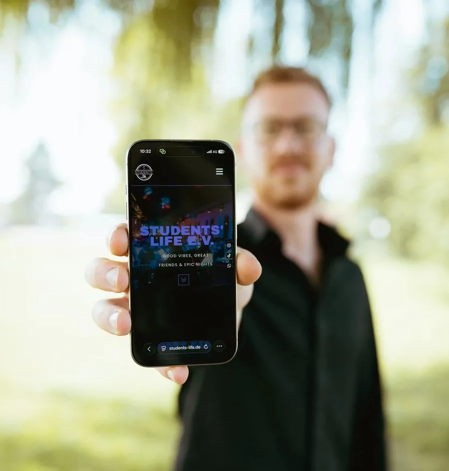Ferdinand zeigt eine Website auf dem Smartphone