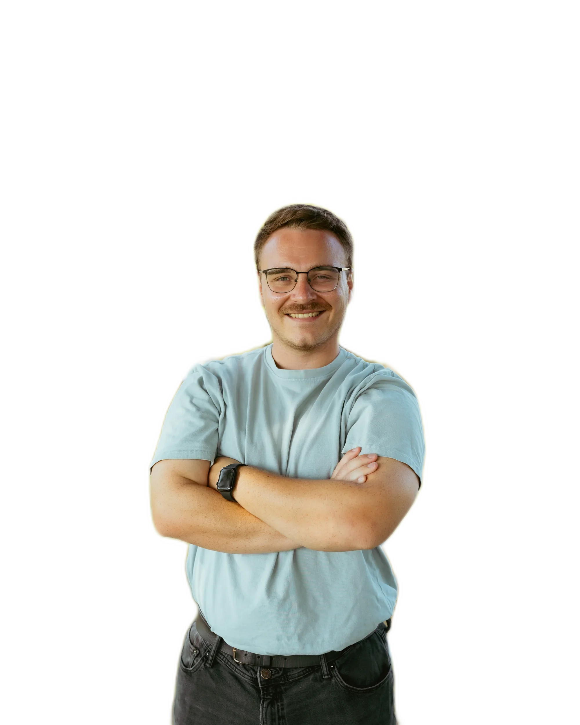 Dani Weber mit verschränkten Armen, freigestellt