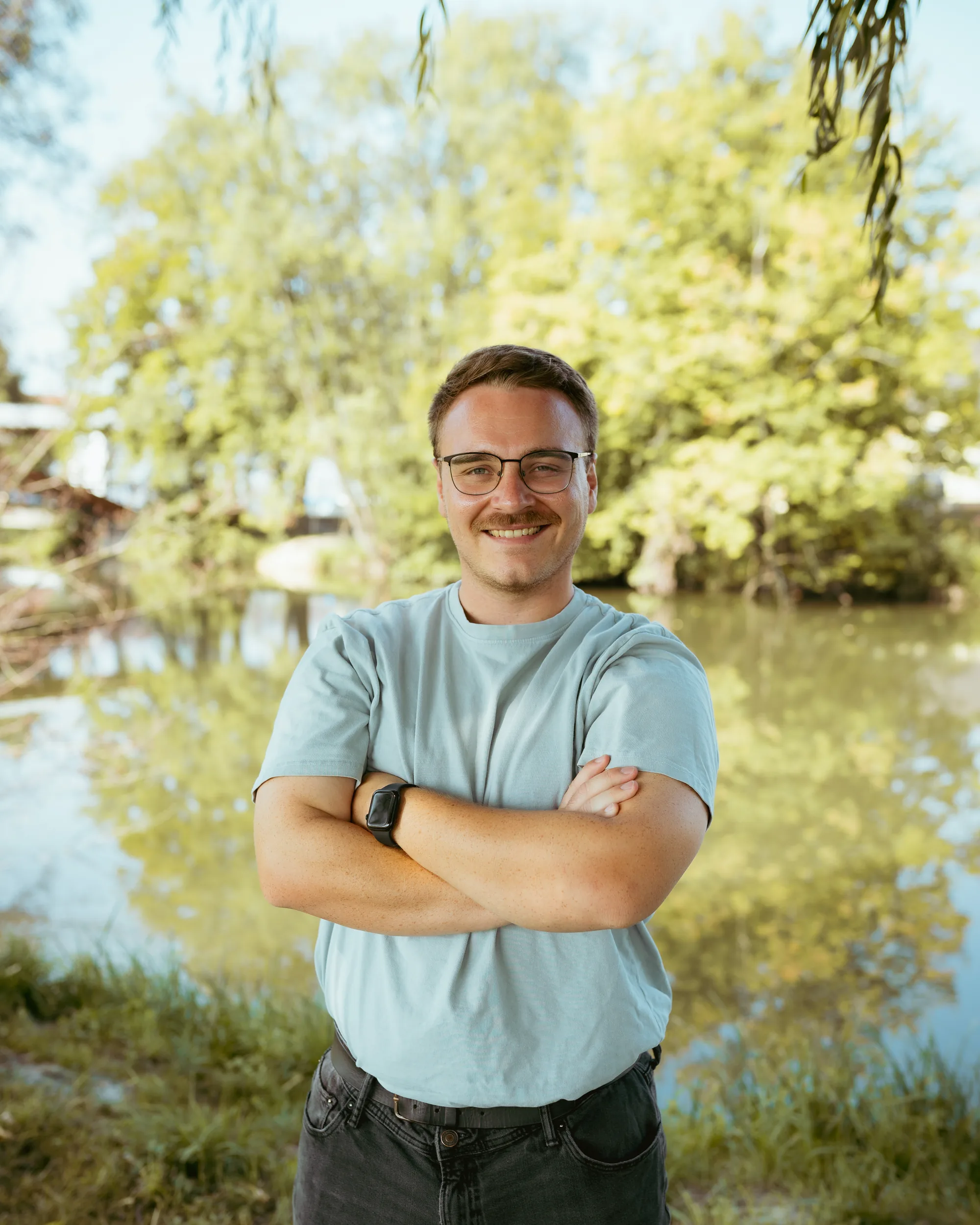 Dani Weber mit verschränkten Armen, Hintergrund