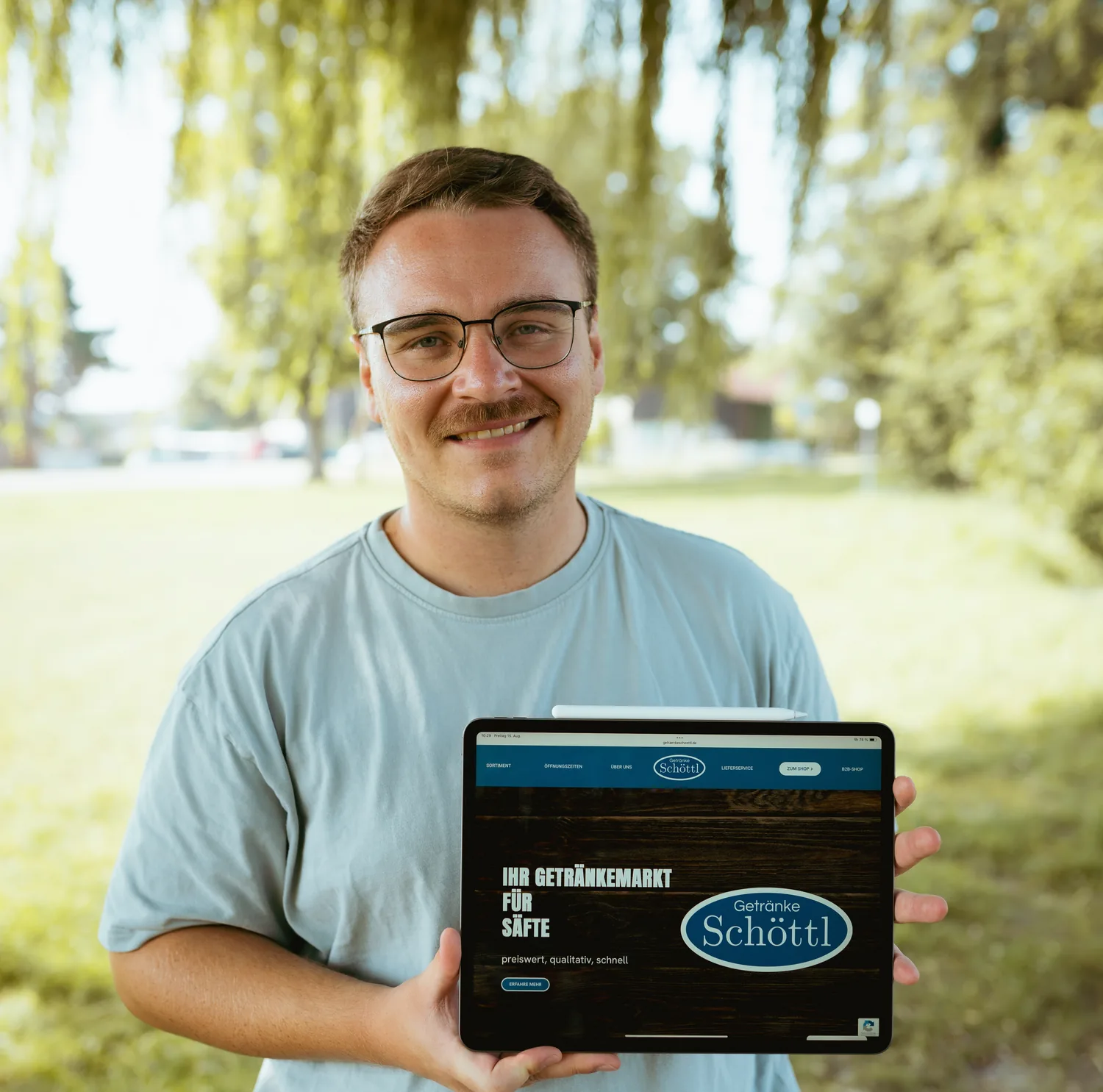 Dani Weber zeigt einen Onlineshop auf dem Tablet