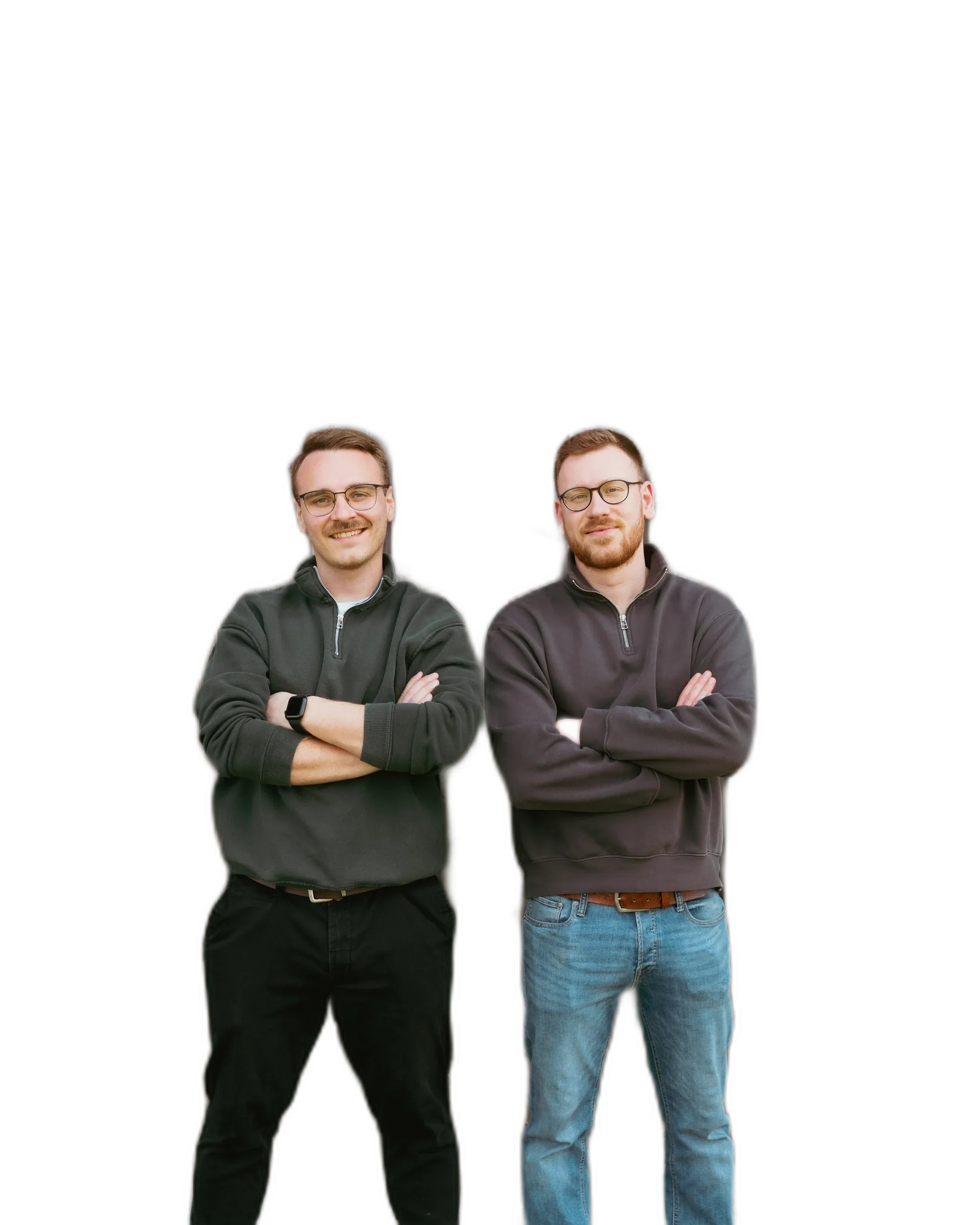Ferdi und Dani vor einer Holzwand, freigestellt